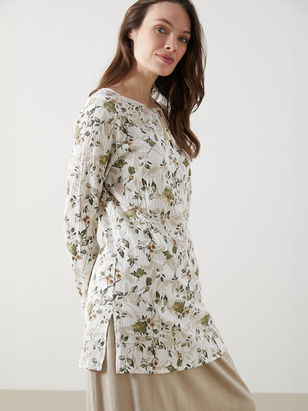 Ekru Bağlamalı Yaka Çiçekli Kadın Tunik