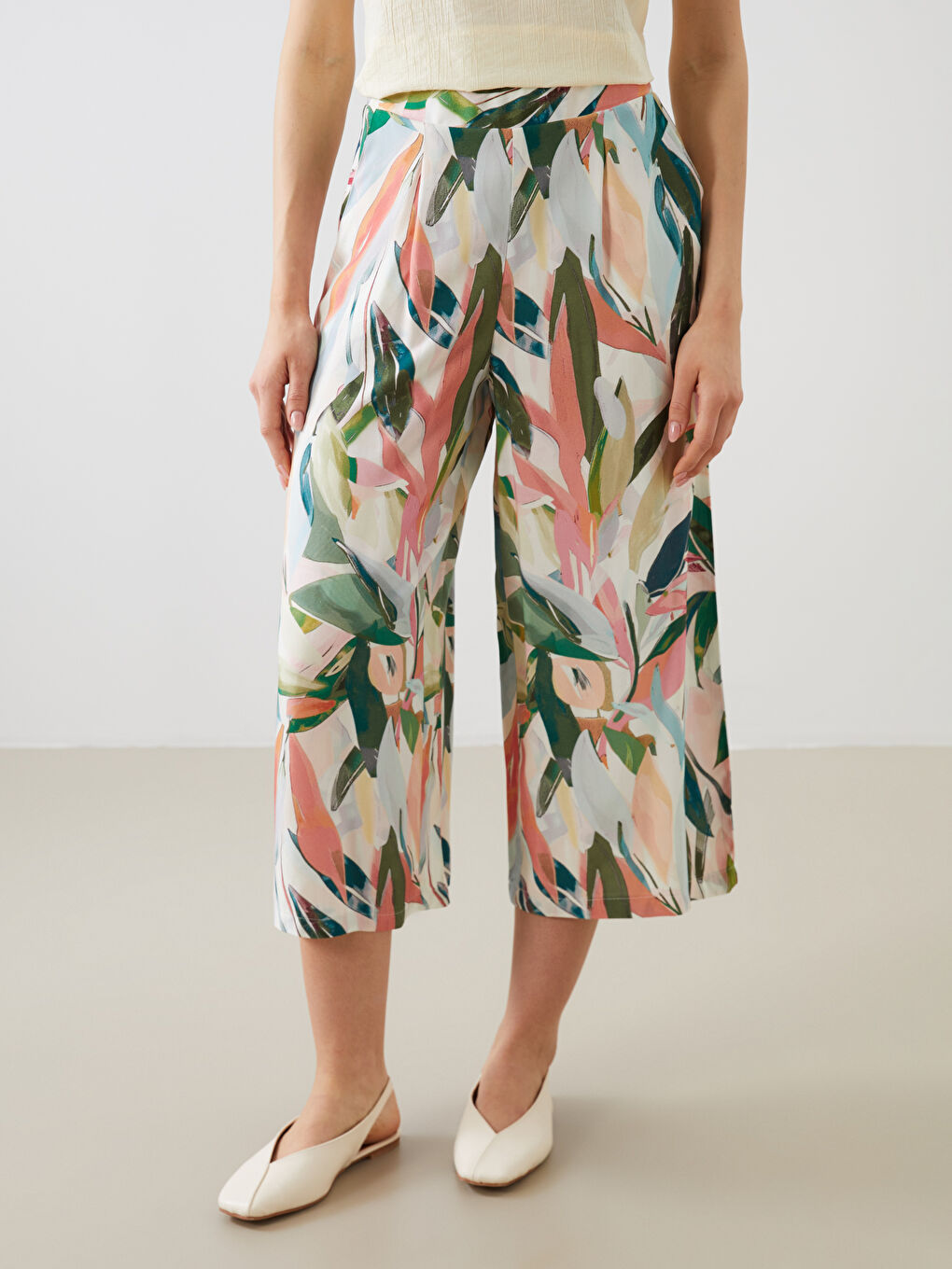 LCWAIKIKI Classic Elasticated Waist Floral Women's Capri -S5JU63Z8-LRR