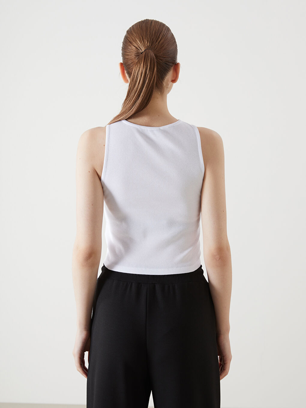 Beyaz Bisiklet Yaka Nakışlı Kadın Spor Atlet-3