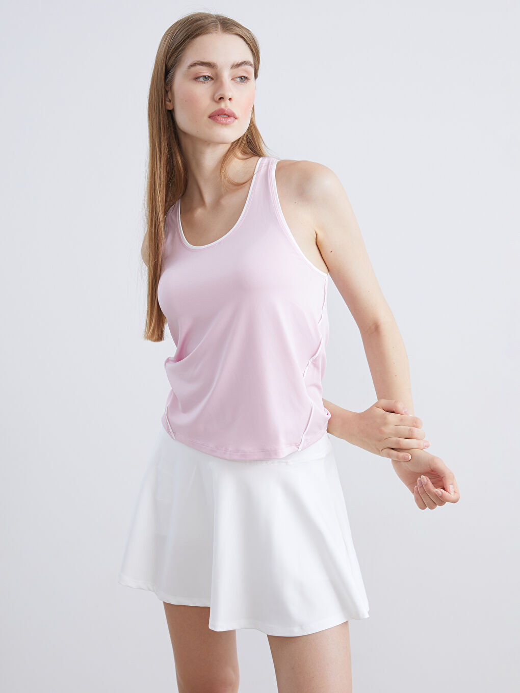 قميص رياضي بدون أكمام بياقة على شكل حرف U للسيدات