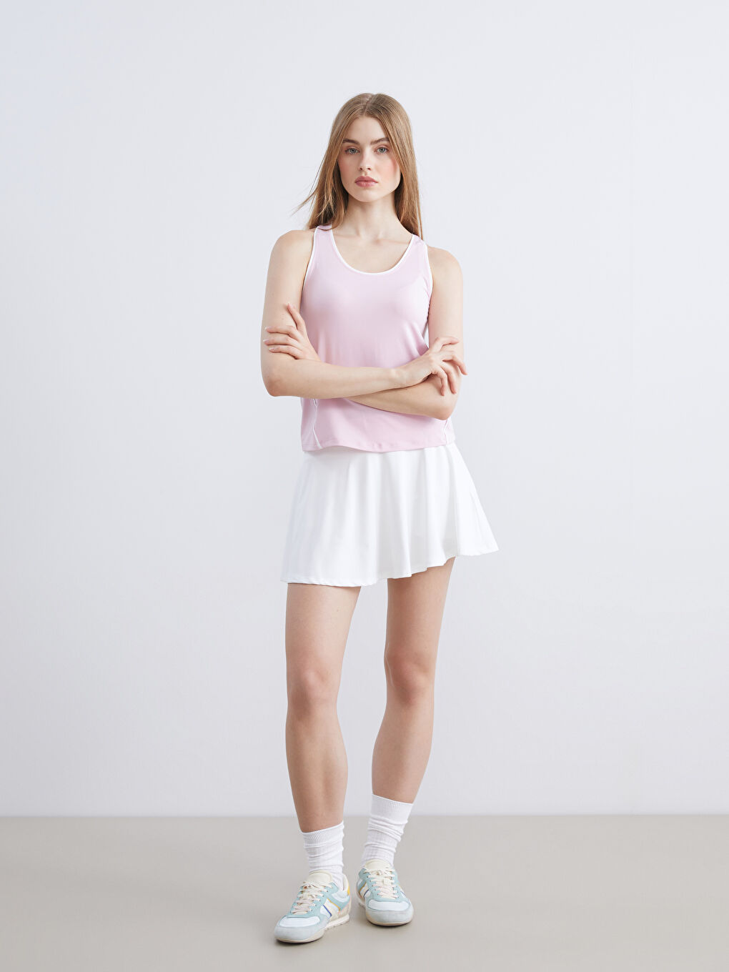 قميص رياضي بدون أكمام بياقة على شكل حرف U للسيدات-1