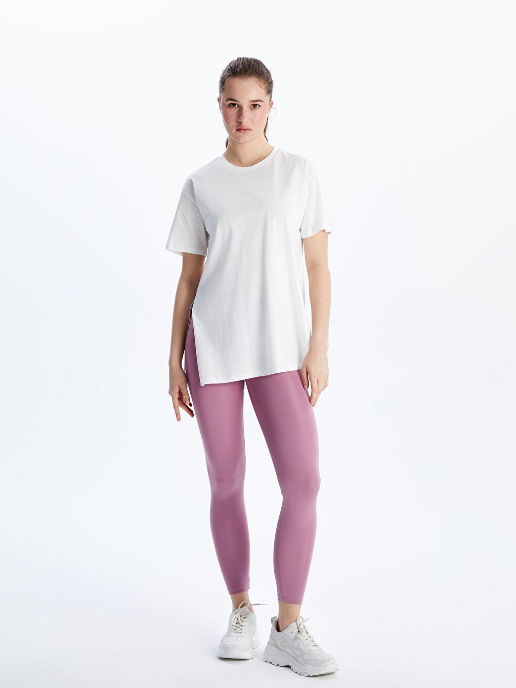 Beyaz Bisiklet Yaka Reflektör Baskılı Kadın Spor Tişört-1