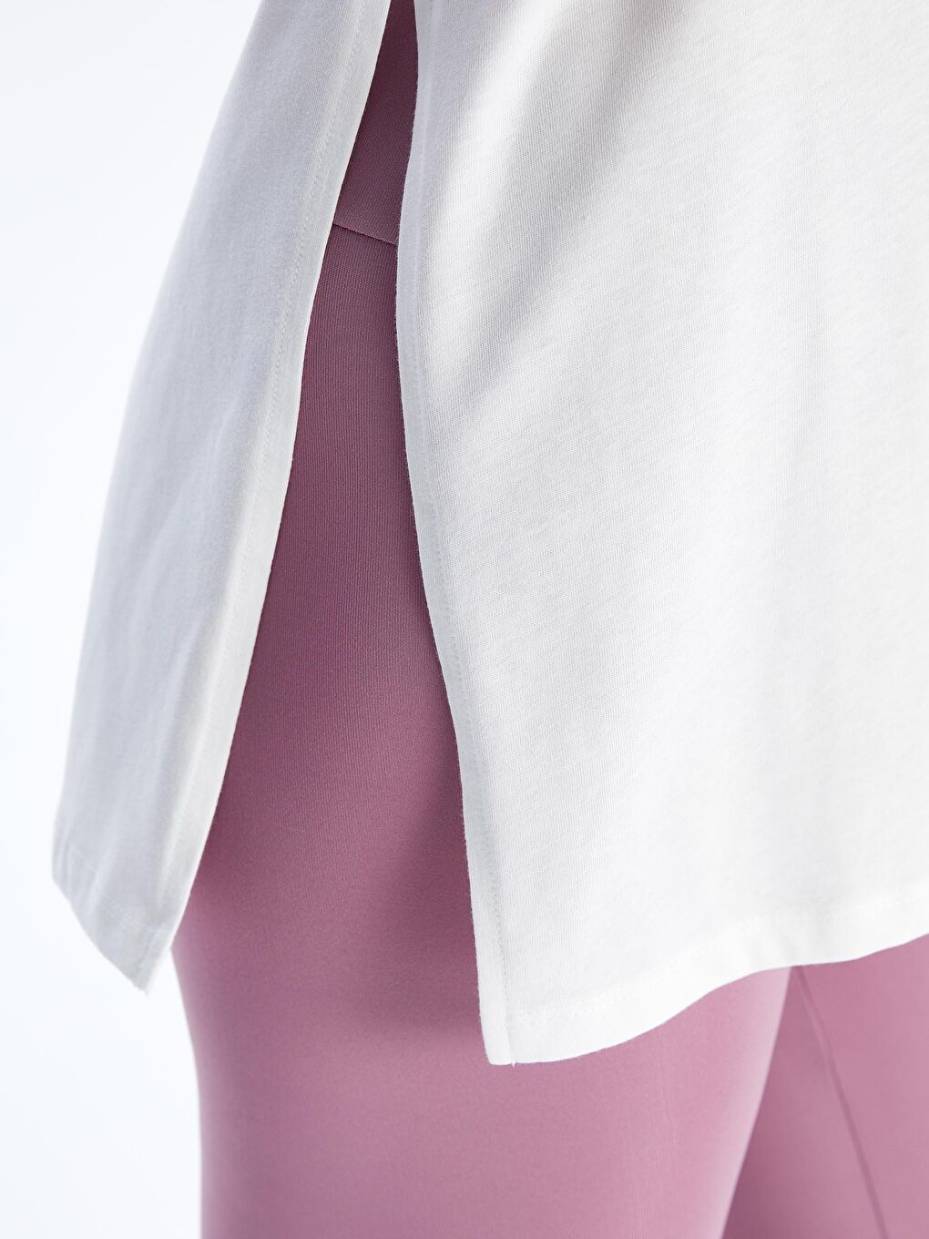 Beyaz Bisiklet Yaka Reflektör Baskılı Kadın Spor Tişört-2