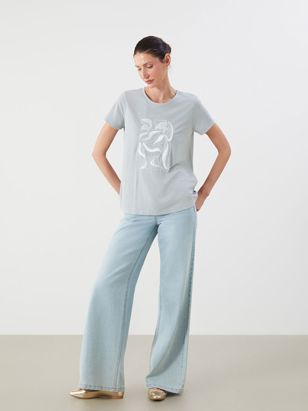 تيشيرت مطبوع بياقة دائرية للسيدات-2