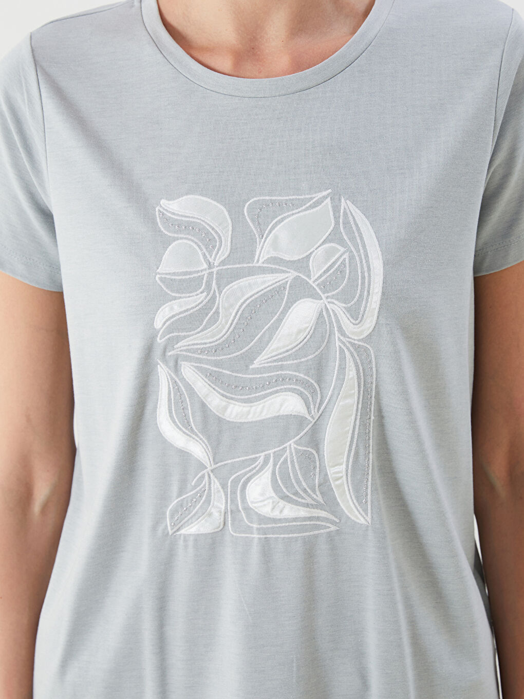 تيشيرت مطبوع بياقة دائرية للسيدات-4