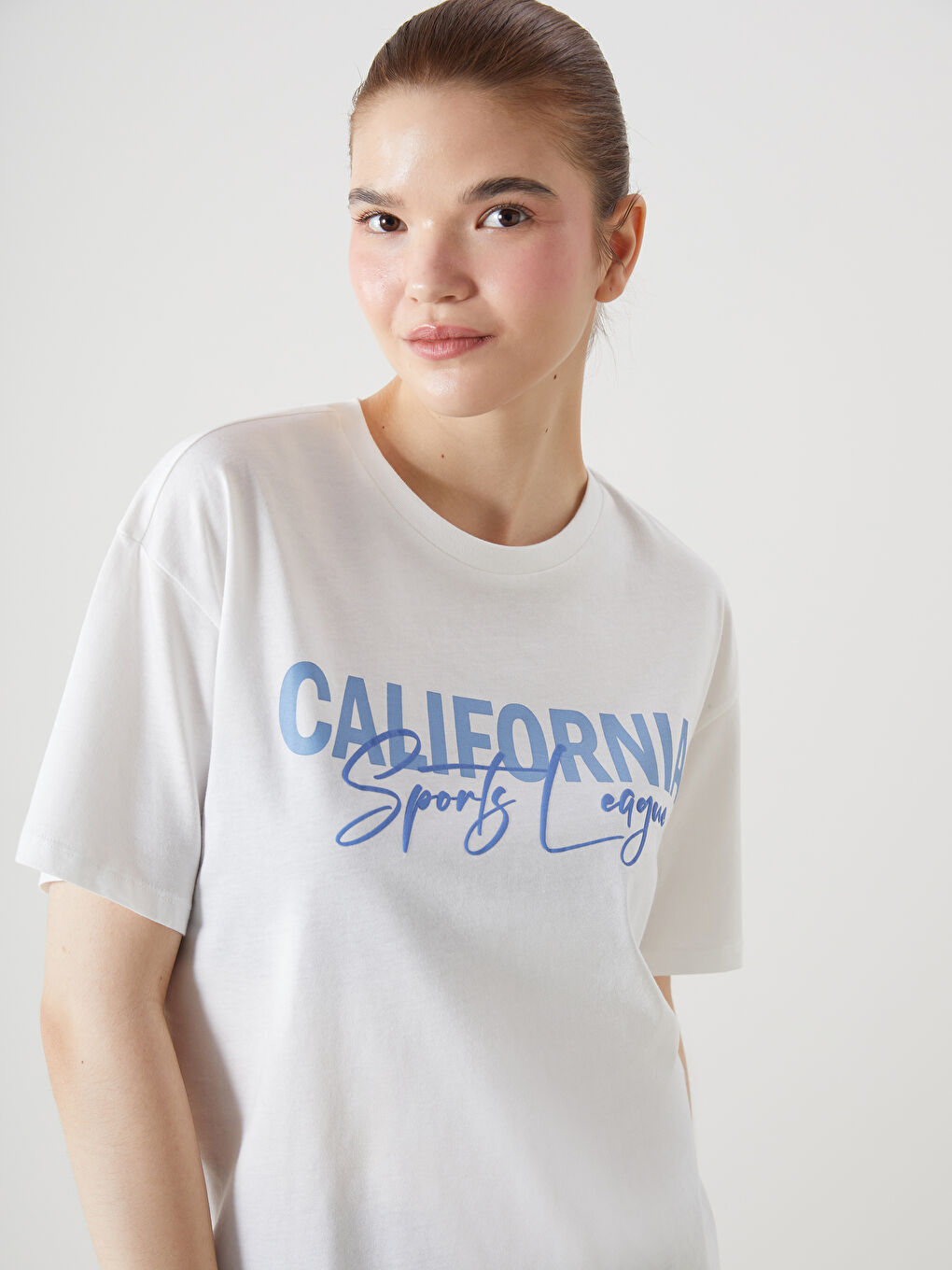 Beyaz Bisiklet Yaka California Baskılı Kadın Spor Tişört