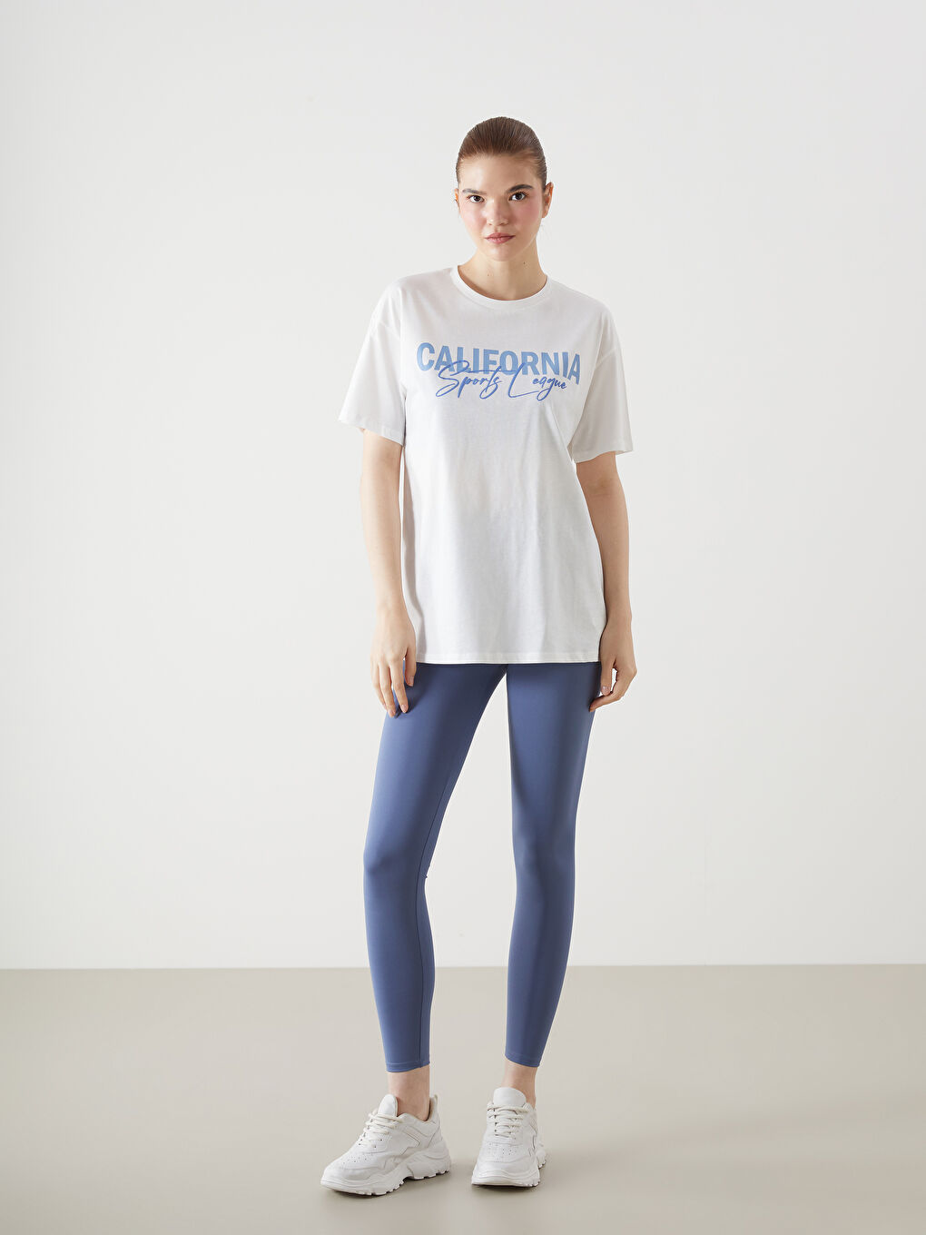 Beyaz Bisiklet Yaka California Baskılı Kadın Spor Tişört-1