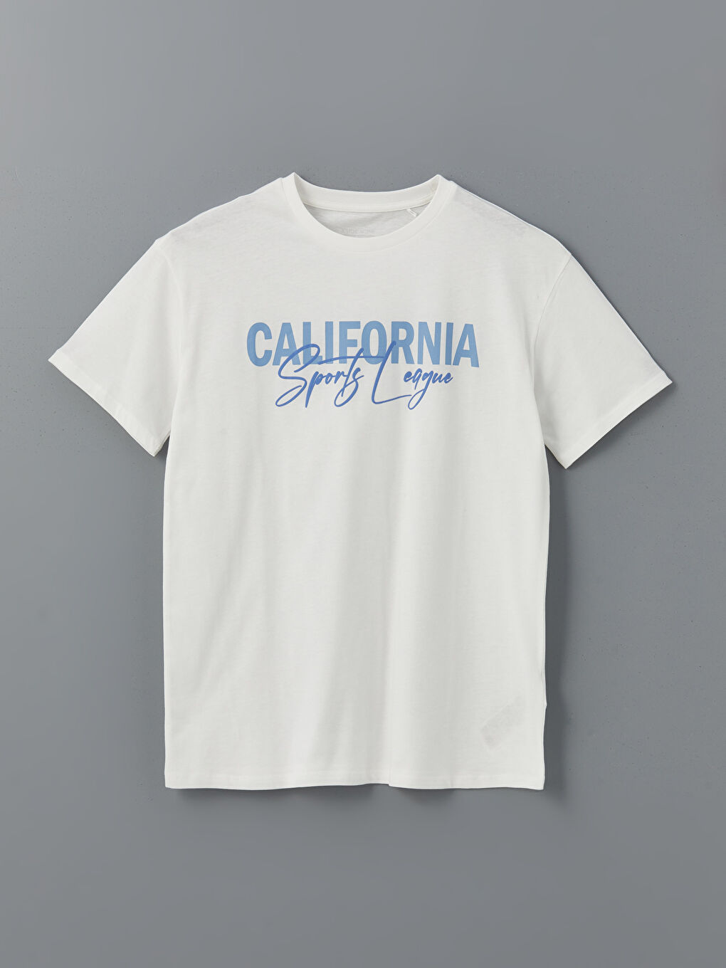 Beyaz Bisiklet Yaka California Baskılı Kadın Spor Tişört-4