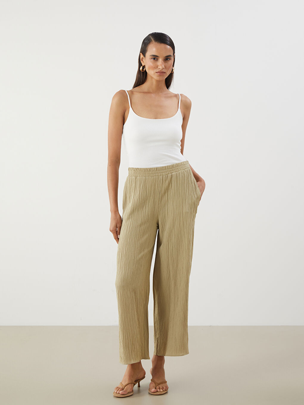 LCWAIKIKI Classic Elasticated Waist Textured Women's Trousers -S5K500Z8-GDQ