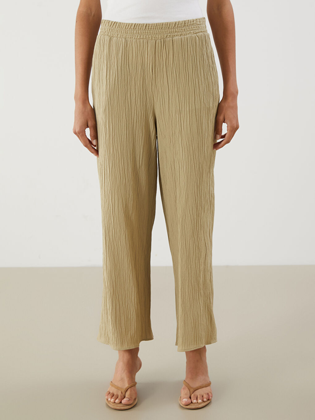 LCWAIKIKI Classic Elasticated Waist Textured Women's Trousers -S5K500Z8-GDQ