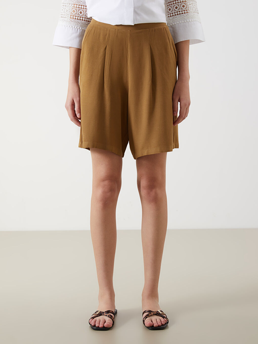 Haki Beli Lastikli Keten Karışımlı Kadın Şort-1