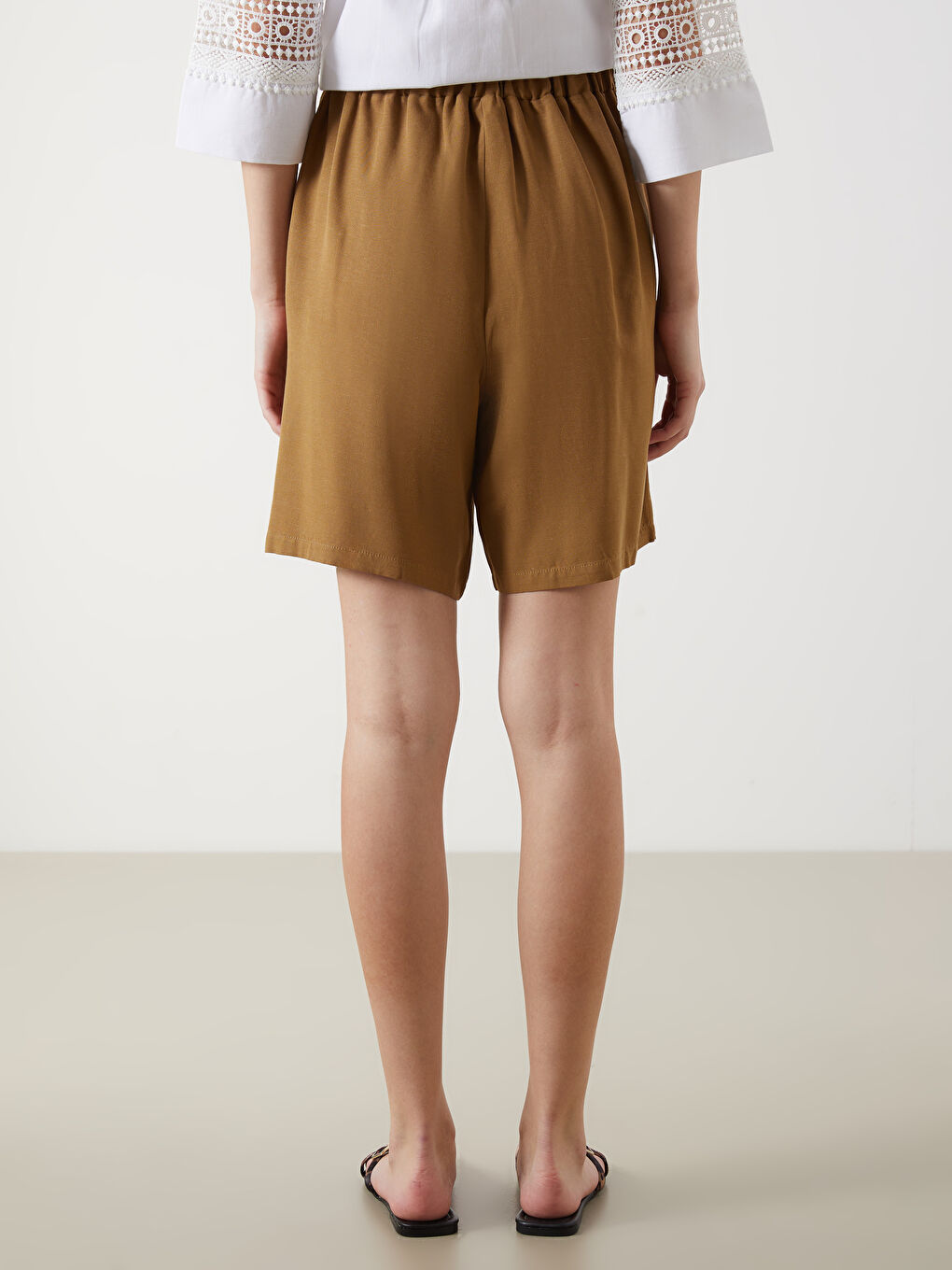 Haki Beli Lastikli Keten Karışımlı Kadın Şort-3
