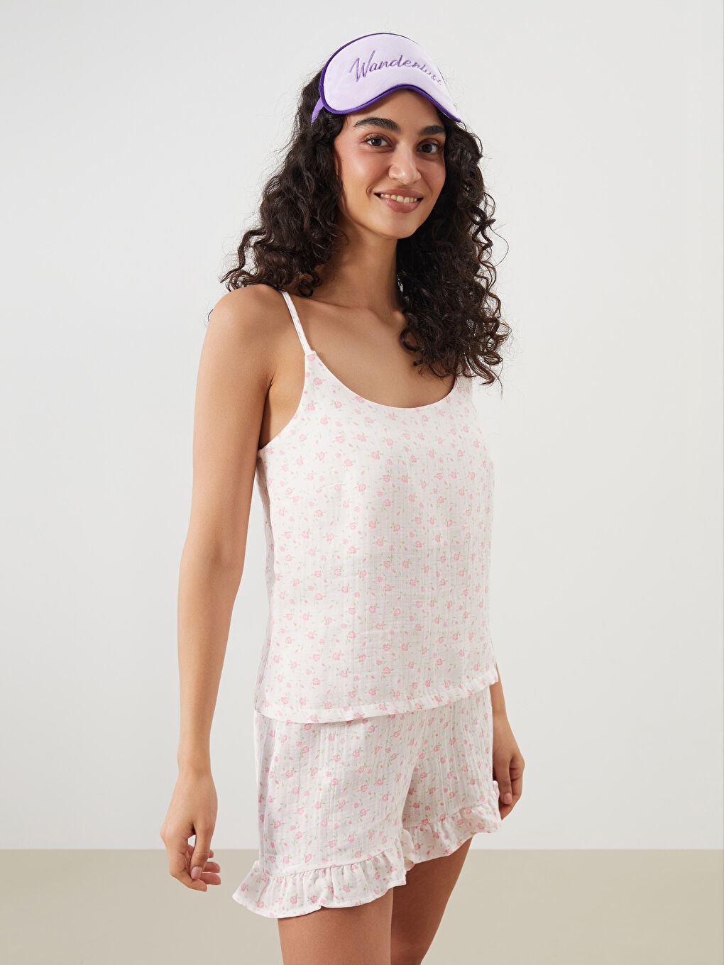 Pembe U Yaka Çiçekli Askılı Kadın Şortlu Pijama Takımı-1