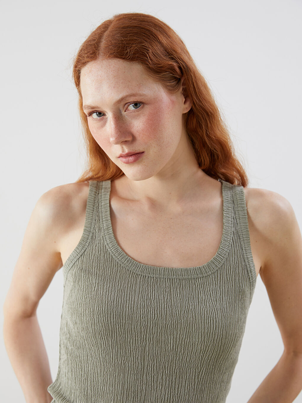 Ženska rebrasta majica bez rukava sa U vratom