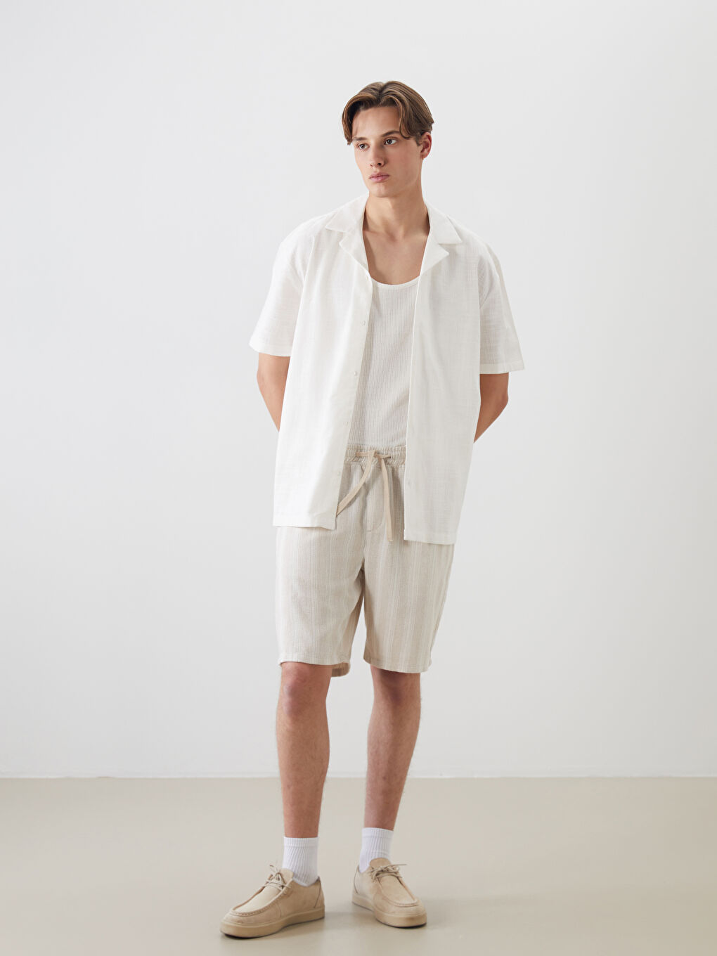 Chemise à Coupe Régulière Col en Resort Manches Courtes pour Hommes-1