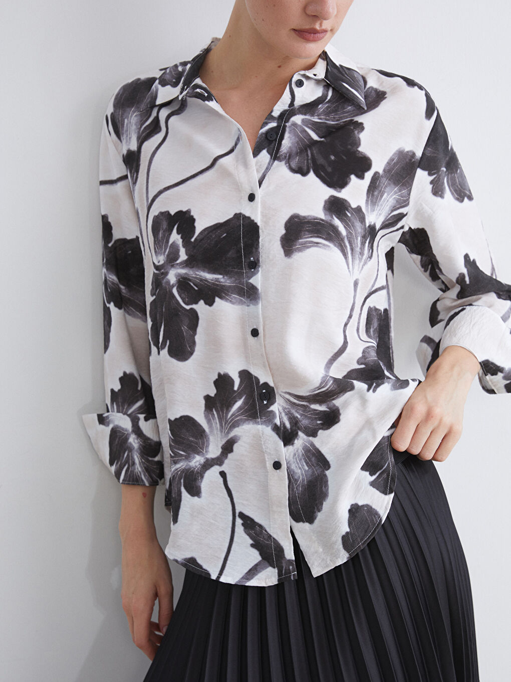 Ekru Loose Fit Desenli Kadın Saten Gömlek-4