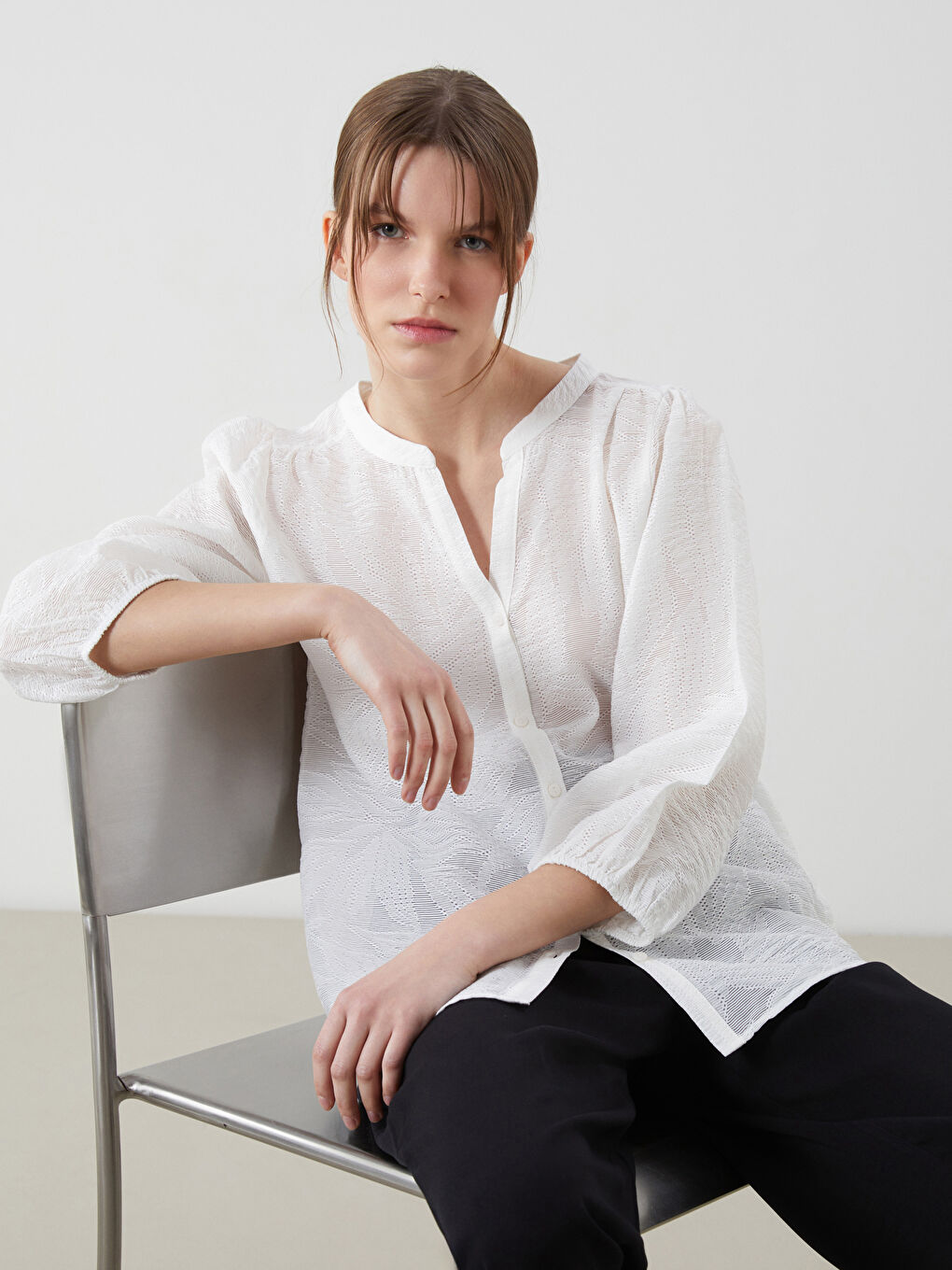 Beyaz Kaçık Yaka Ajurlu Jakar Kadın Bluz