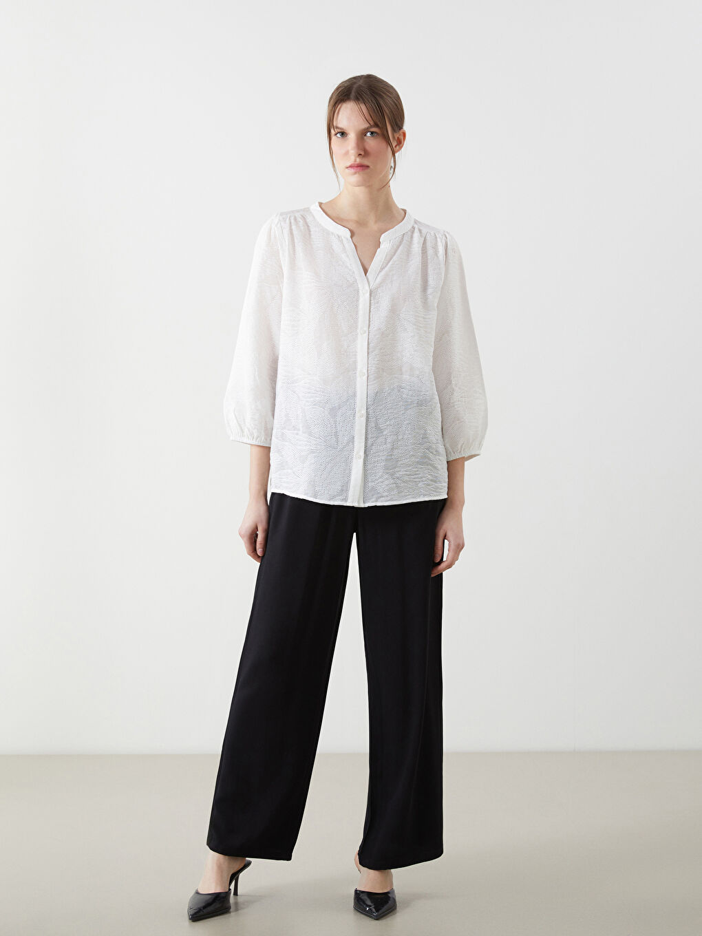 Beyaz Kaçık Yaka Ajurlu Jakar Kadın Bluz-1