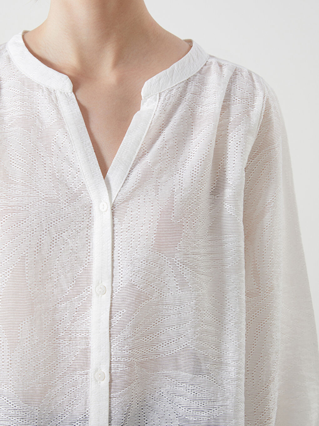 Beyaz Kaçık Yaka Ajurlu Jakar Kadın Bluz-2