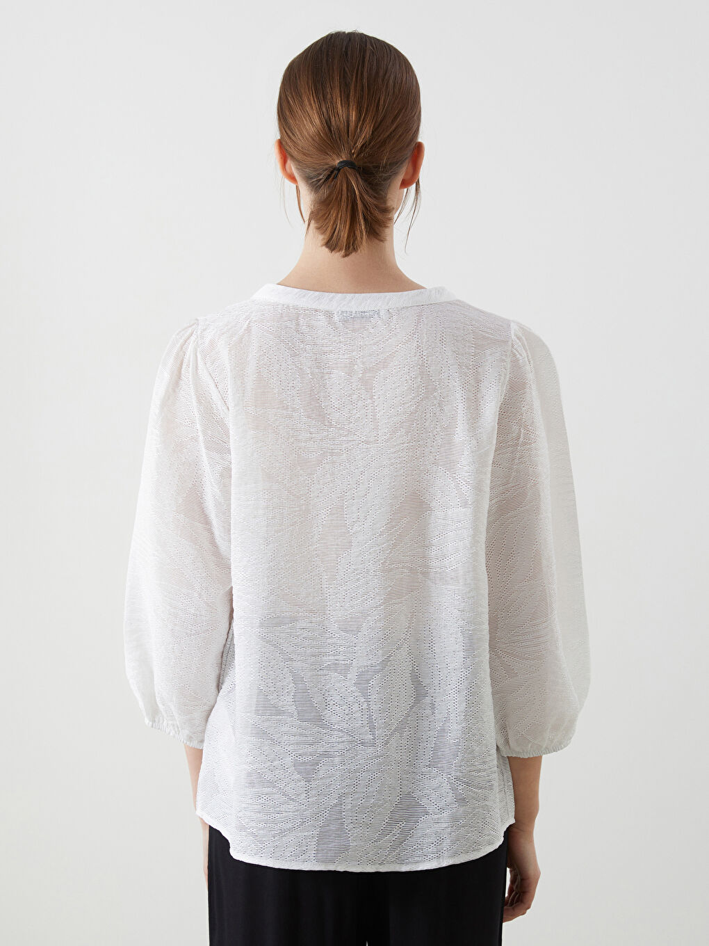 Beyaz Kaçık Yaka Ajurlu Jakar Kadın Bluz-3