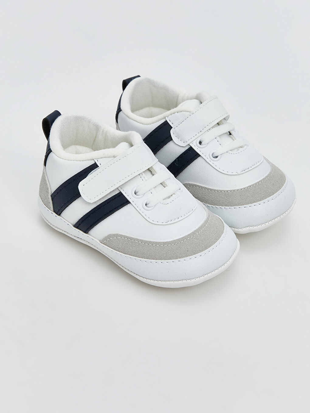 ჩვილი ბიჭი თეთრი სპორტული ფეხსაცმელი