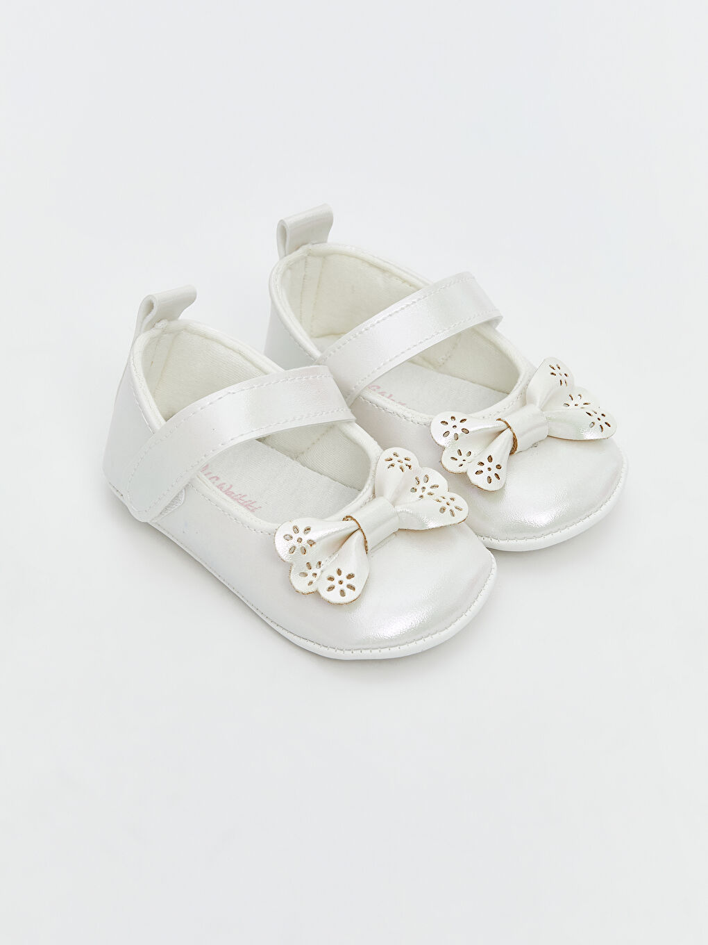 پێڵاوی پرام سپی کچی ساوا