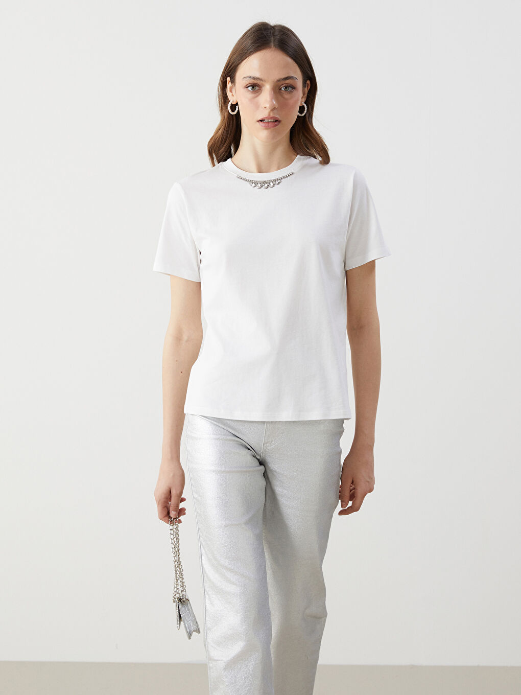 Ekru Bisiklet Yaka Taşlı Kadın Tişört