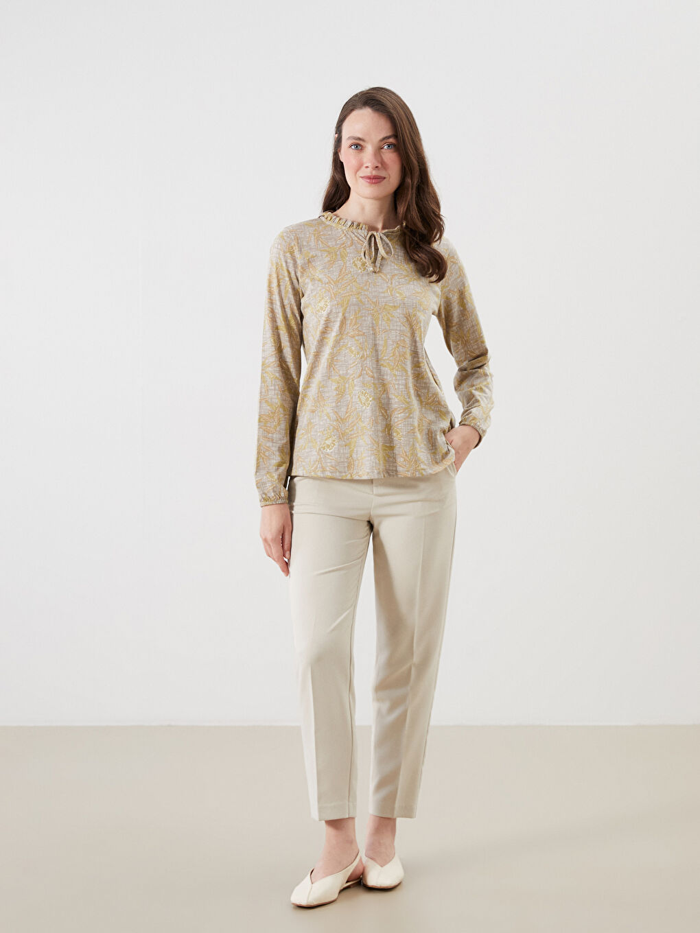 بلوزة بياقة مربوطة منقوشة-1