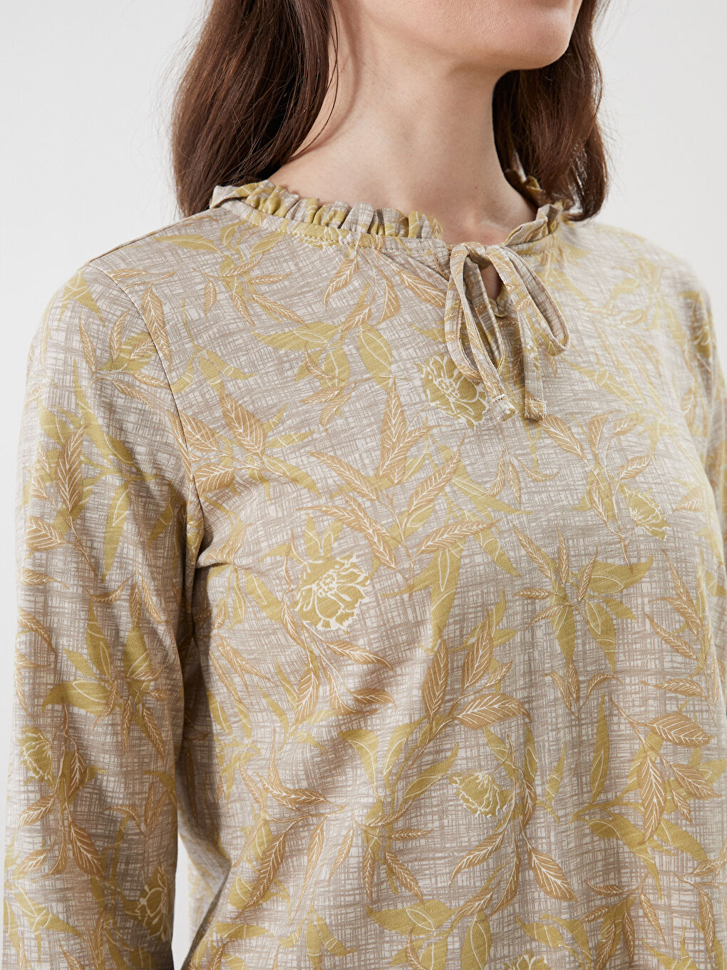 بلوزة بياقة مربوطة منقوشة-2