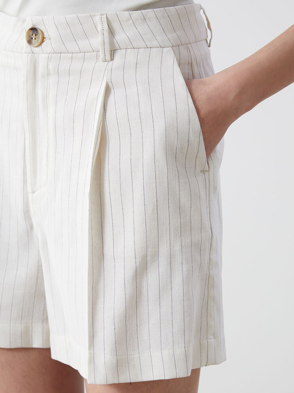 Bej Loose Fit Çizgili Keten Karışımlı Kadın Şort-5