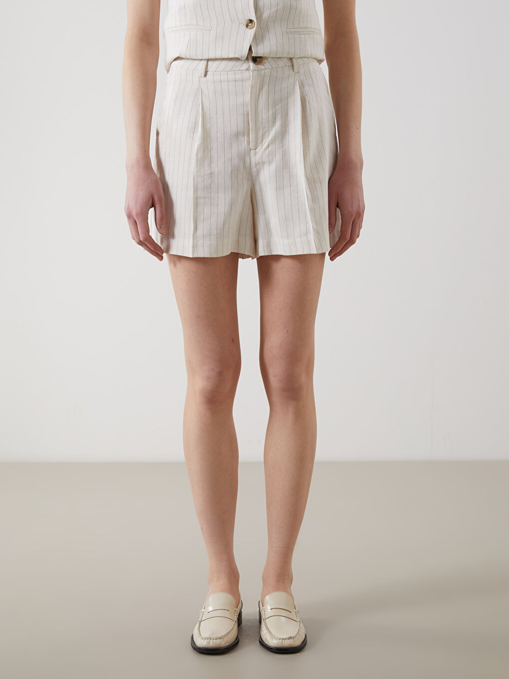 Bej Loose Fit Çizgili Keten Karışımlı Kadın Şort-2