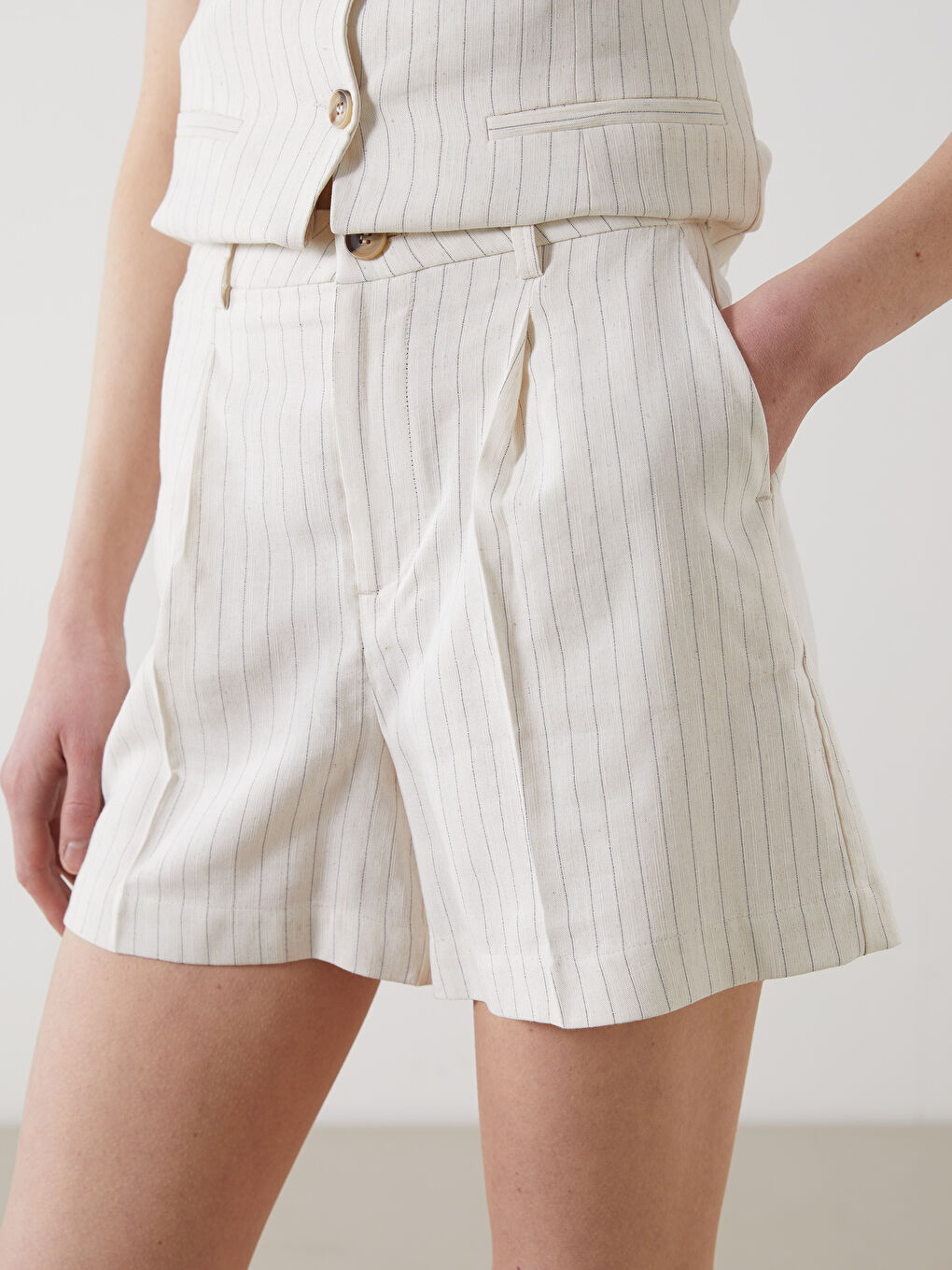 Bej Loose Fit Çizgili Keten Karışımlı Kadın Şort-4