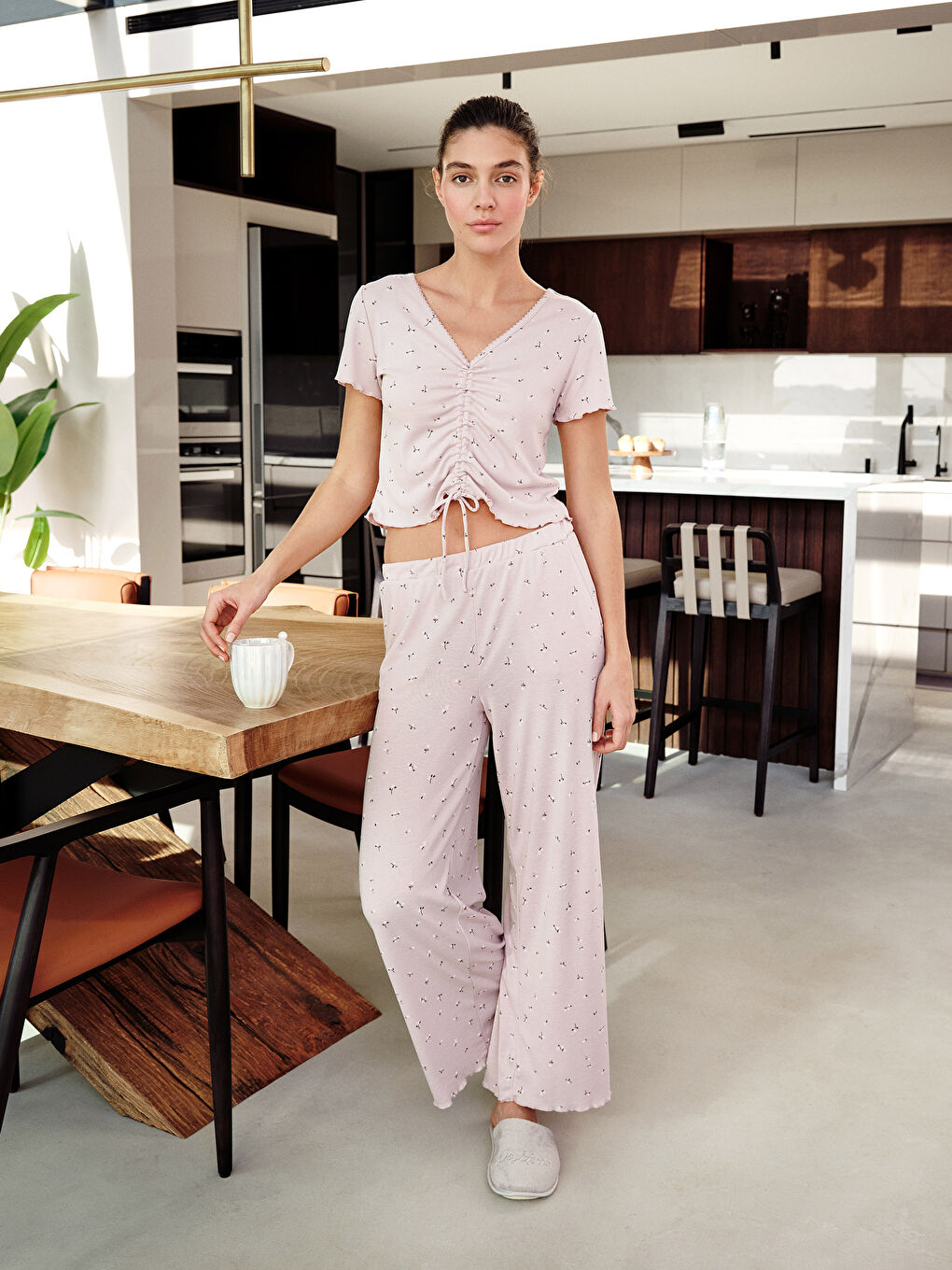 Pembe V Yaka Çiçekli Kadın Pijama Takımı