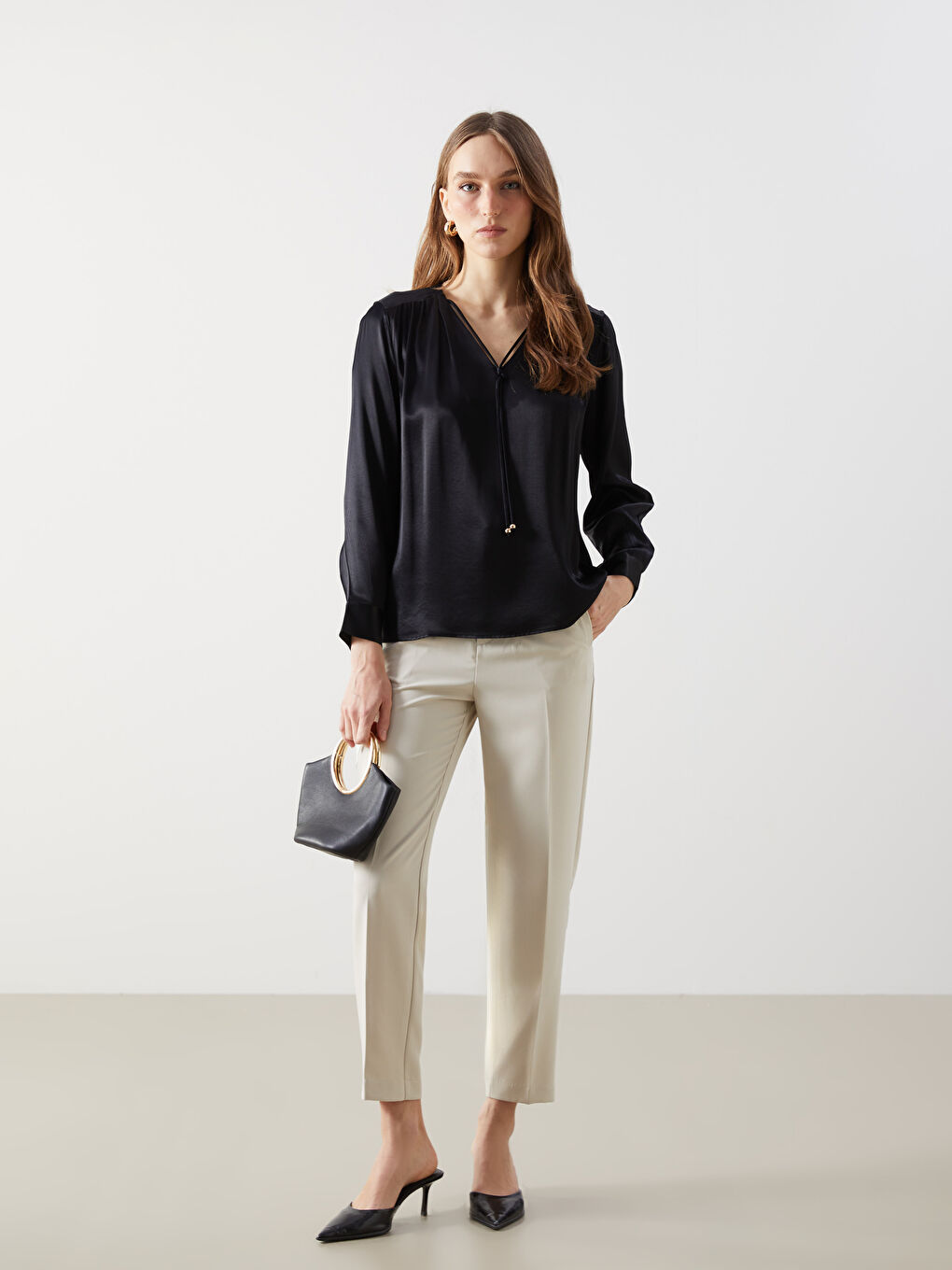 Siyah V Yaka Saten Kadın Bluz-1