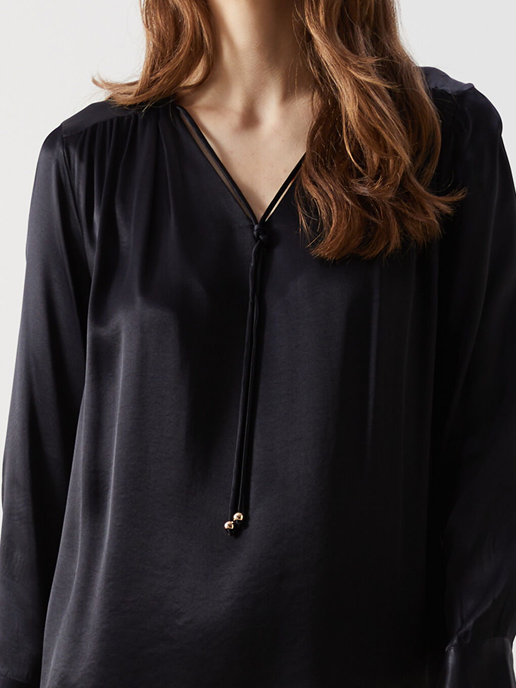 Siyah V Yaka Saten Kadın Bluz-2