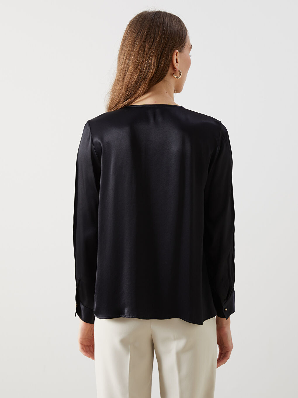 Siyah V Yaka Saten Kadın Bluz-3