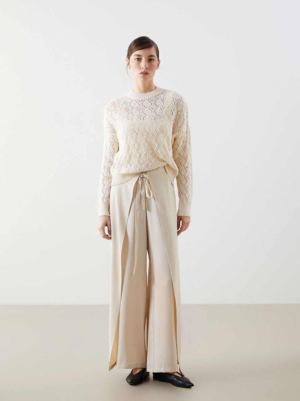 ქალის აჟურული სვიტერი მრგვალი ყელით-1