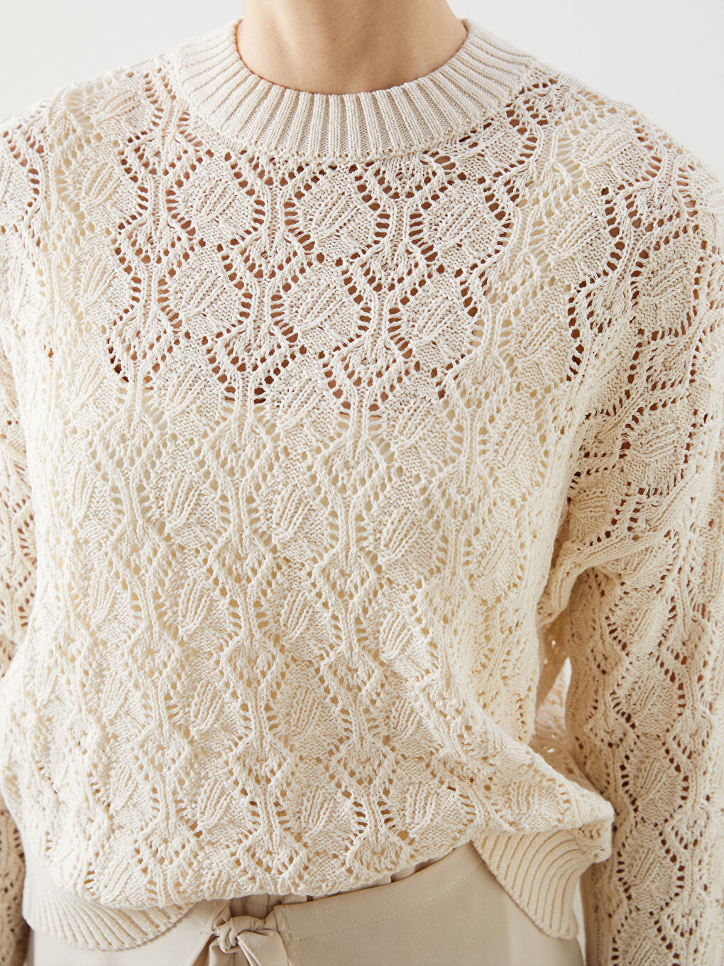 ქალის აჟურული სვიტერი მრგვალი ყელით-2