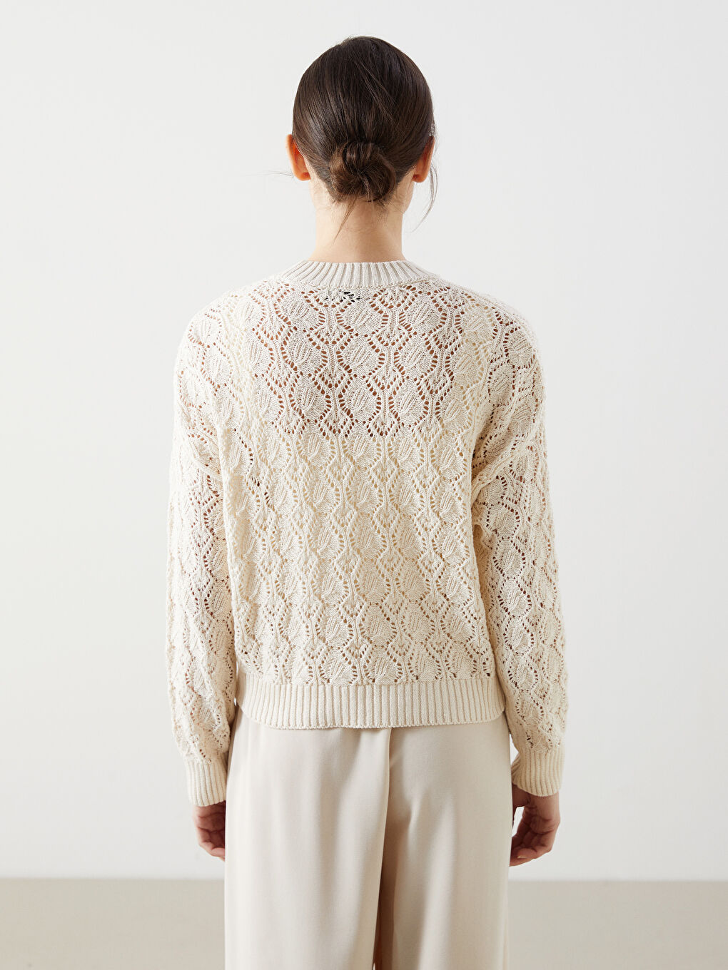 ქალის აჟურული სვიტერი მრგვალი ყელით-3