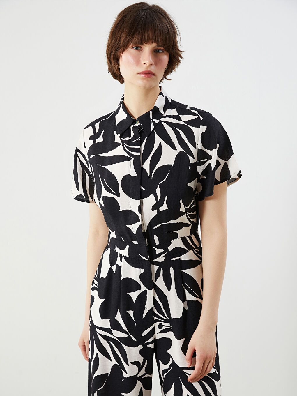 Siyah Gömlek Yaka Çiçekli Kadın Tulum-1