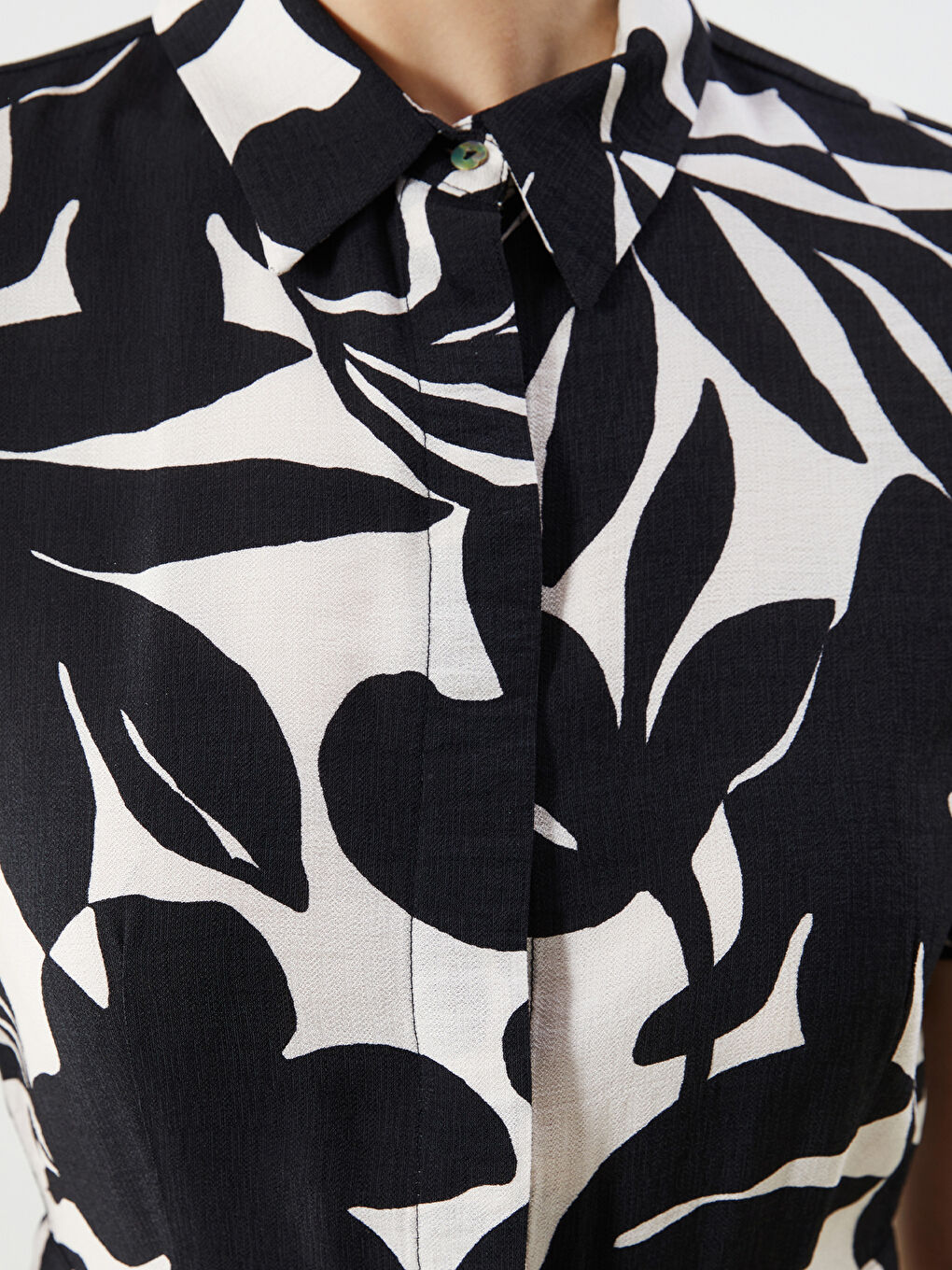 Siyah Gömlek Yaka Çiçekli Kadın Tulum-2