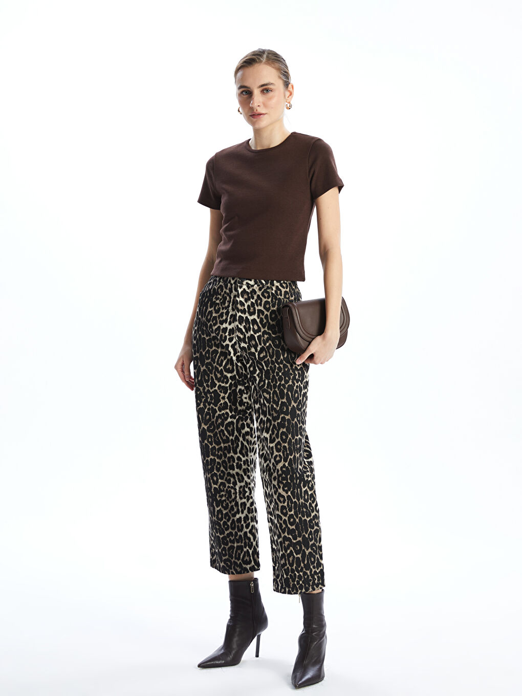 Kahverengi Bisiklet Yaka Kadın Tişört-1