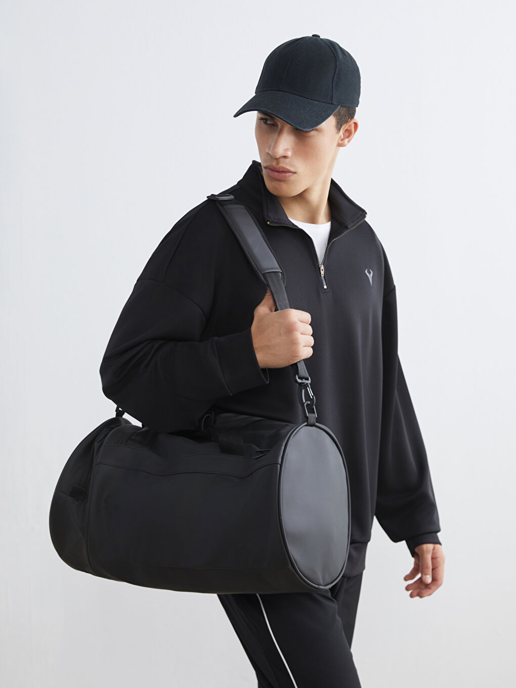 Siyah Deri Görünümlü Erkek Seyahat Çantası