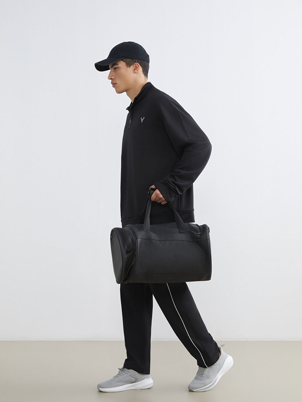 Siyah Deri Görünümlü Erkek Seyahat Çantası-1