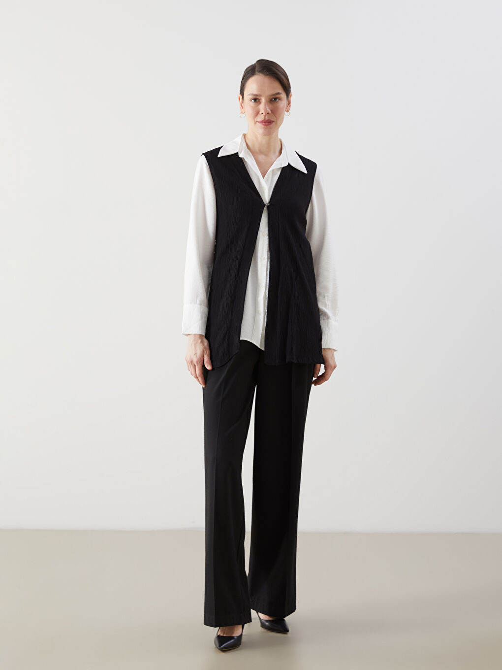 Siyah V Yaka Dokulu Kadın Yelek-1