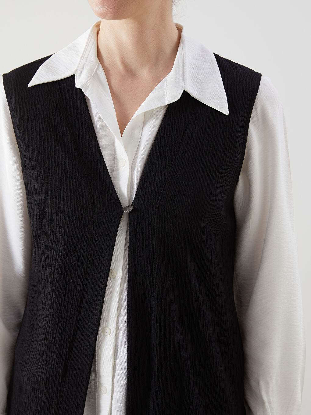 Siyah V Yaka Dokulu Kadın Yelek-2