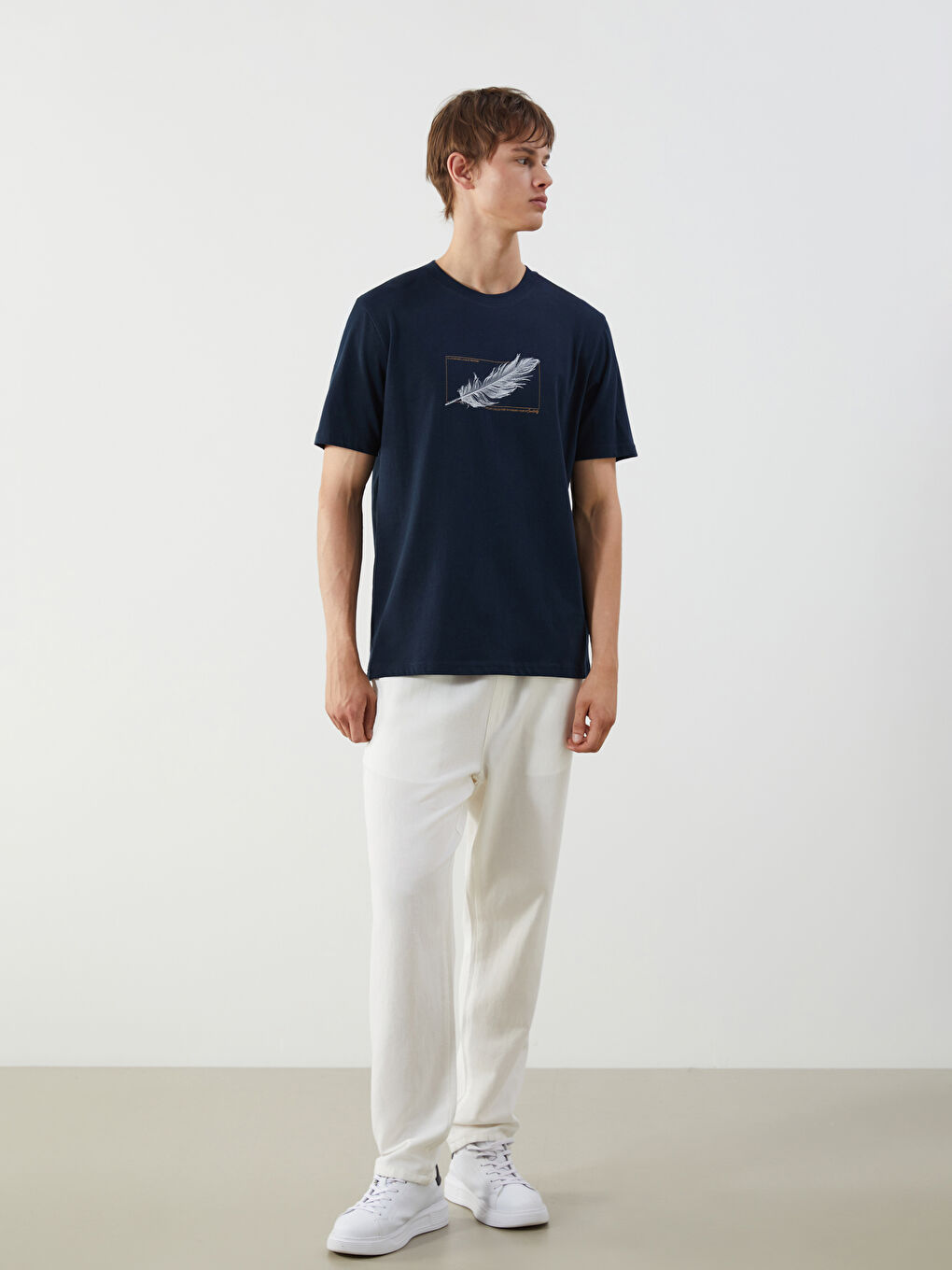 Ерлерге арналған дөңгелек жағалы принтті трикотаж кестеленген футболка-1