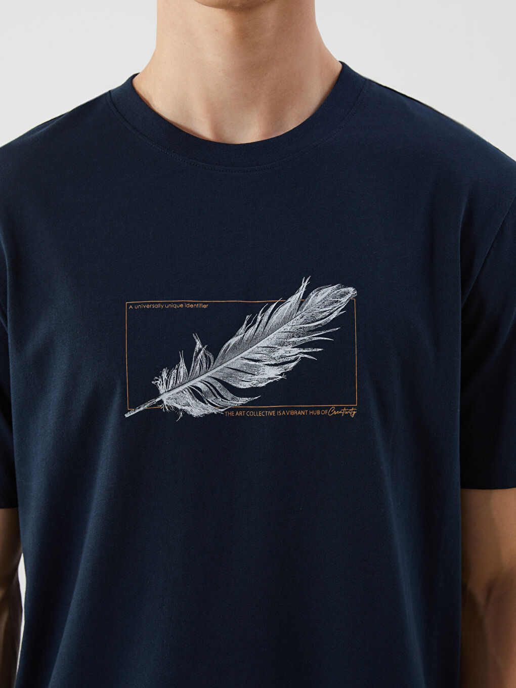 Ерлерге арналған дөңгелек жағалы принтті трикотаж кестеленген футболка-2