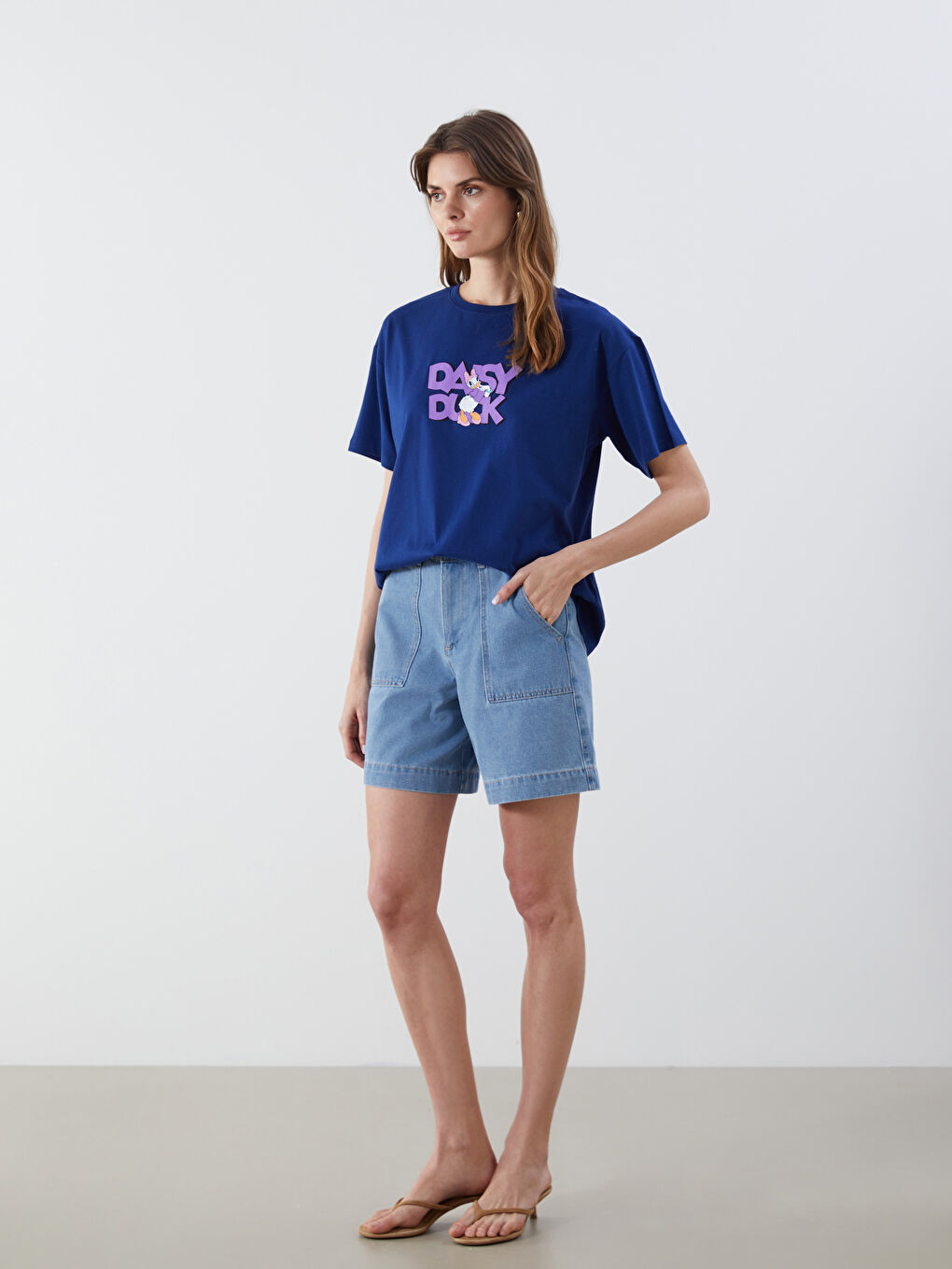 تي شيرت للسيدات بياقة دائرية مطبوع ديزي داك مرخص-1