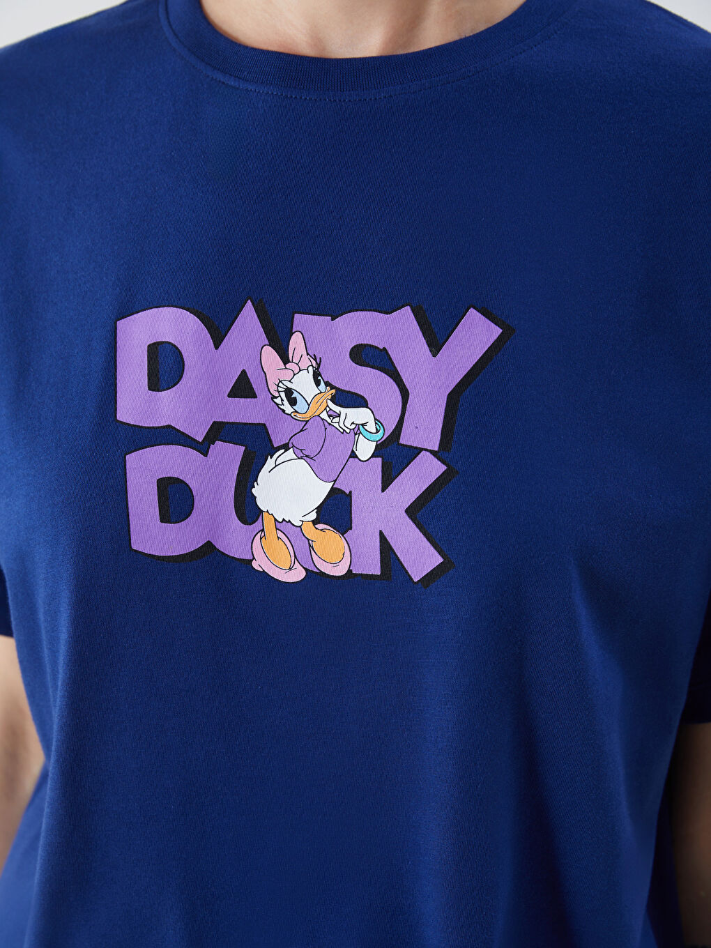 تي شيرت للسيدات بياقة دائرية مطبوع ديزي داك مرخص-2